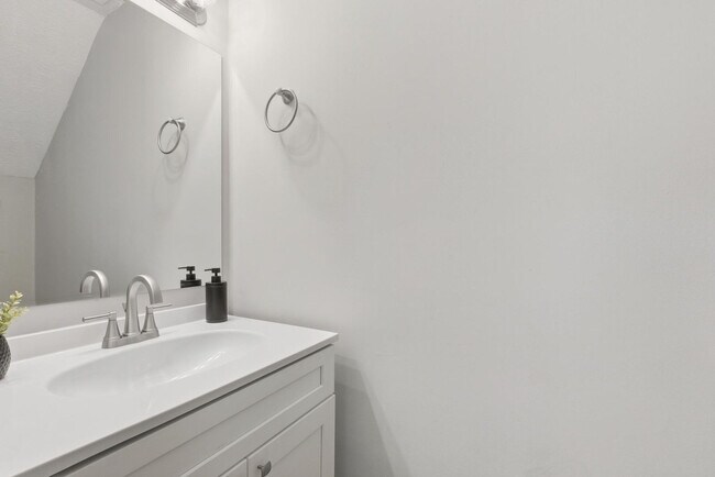 Building Photo - 1108 S Barnett Shoals Rd