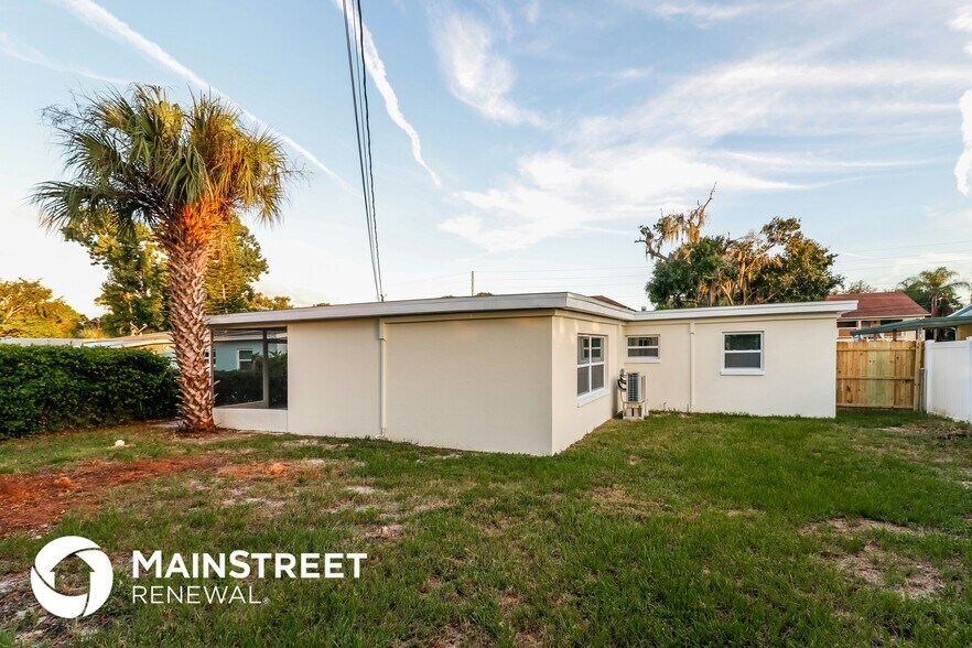 Building Photo - 723 Sunset Dr