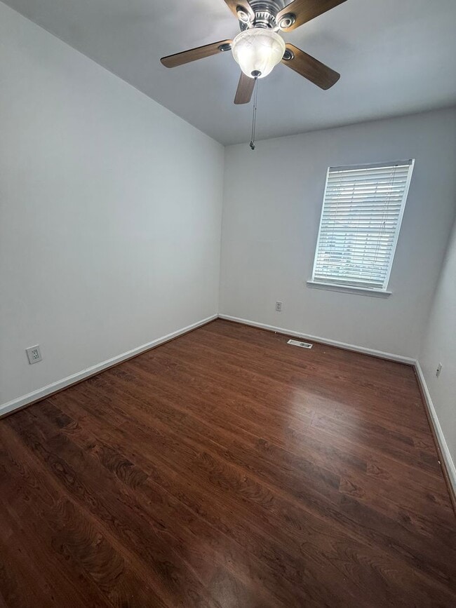 Building Photo - Beautiful 3-Bedroom, 2.5-Bathroom Townhous...