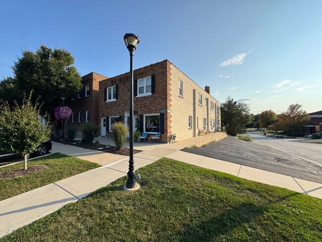 Primary Photo - 3S230 Warren Ave