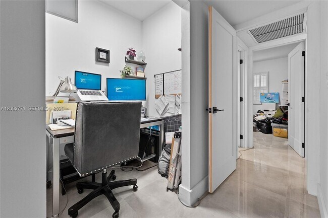 Building Photo - 100 Edgewater Dr