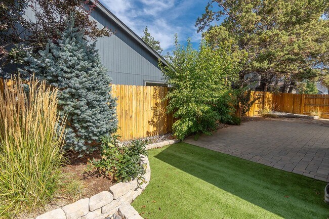Building Photo - Spacious single level Orchard floorplan with 4th bedroom/den option home featuring SOLAR - Great ...