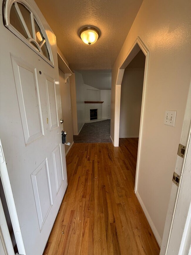 Building Photo - Dual-Living 6-Bed Rambler | 2 Kitchens & 2 Laundry Rooms!
