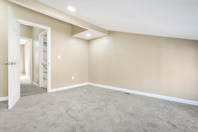 Building Photo - 424 S Eden St