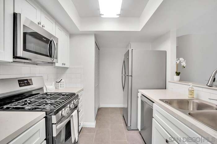 Building Photo - 9346 Twin Trails Dr