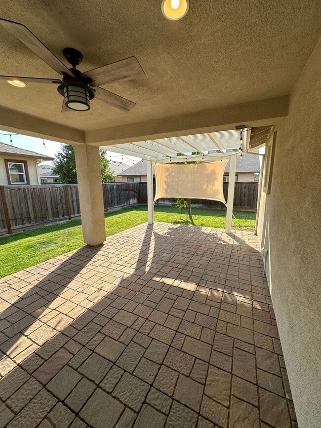 Building Photo - Beautiful 3 Bed 2 Bath House in a Great Lo...