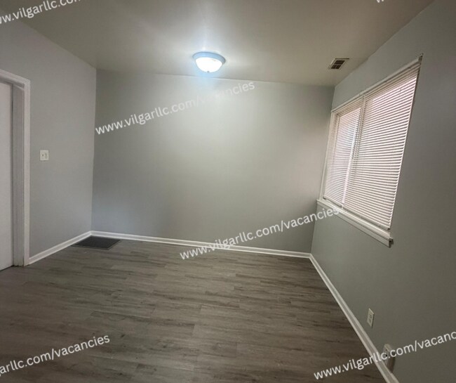 Building Photo - 4842 Northcote Ave