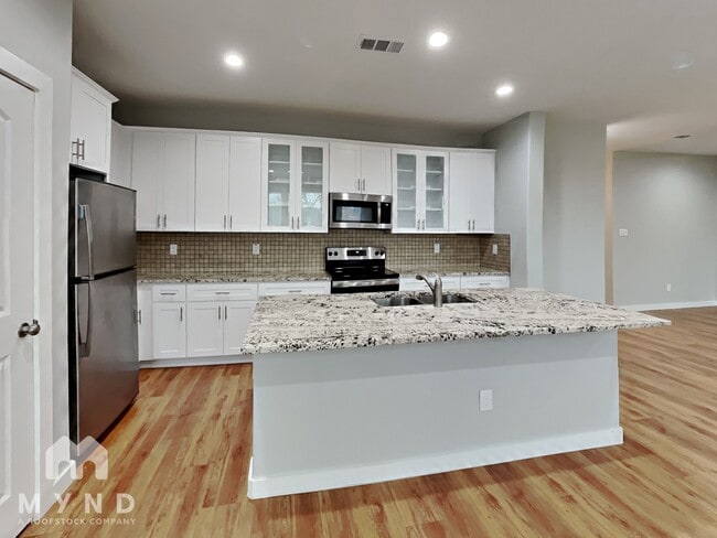 Building Photo - 712 Perry Ave