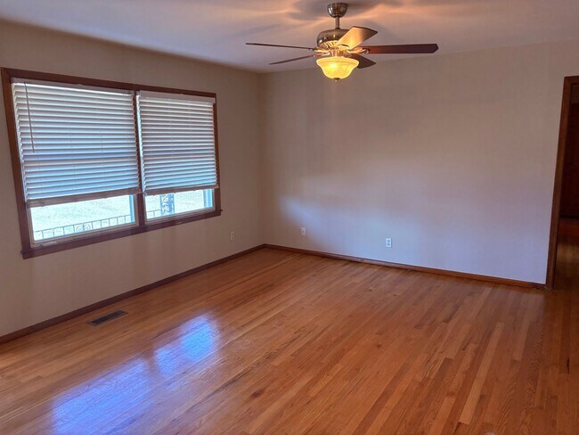 Building Photo - Cozy 4BR One Level Home with Extra Storage and Covered Deck in Knoxville