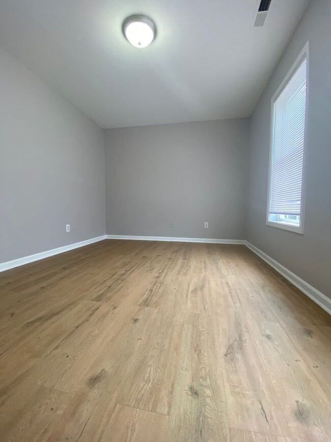 Building Photo - Charming 2 Bed, 2.5 Bath Townhouse in Nort...
