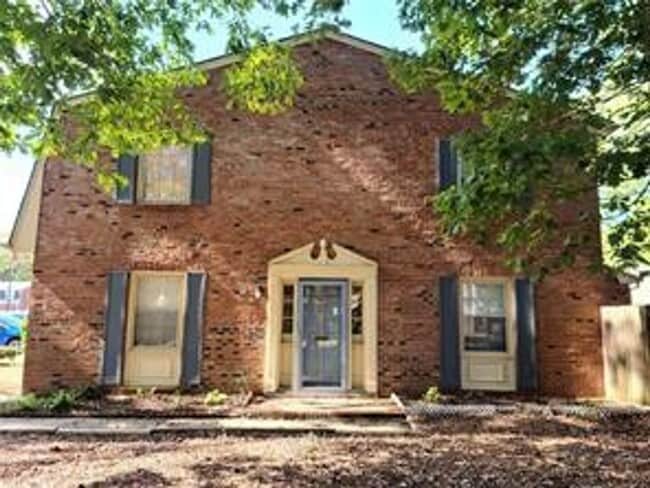 Building Photo - Courthouse Green