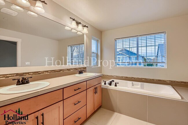 Building Photo - Gorgeous 4-Bedroom Home Near Nike & Intel ...