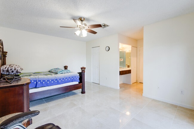 Building Photo - 4245 Landar Dr