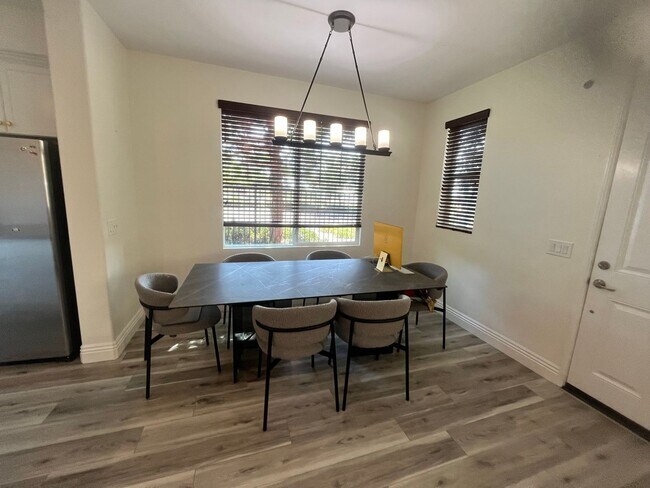 Building Photo - Spacious 4 Bed | 2-Story Townhome in Lake Pointe near Eastlake Vistas