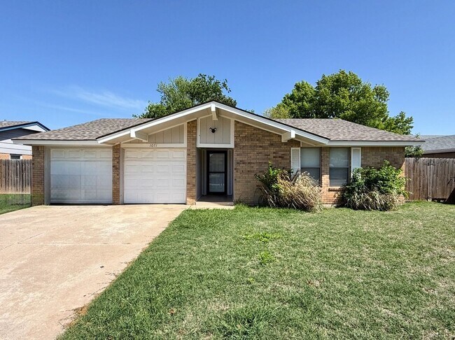 Primary Photo - Convenience and Charm Meet! 4 bedroom