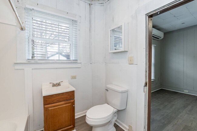 Building Photo - 1325 Clark St