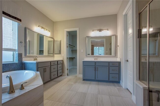 Building Photo - 820 Anahuac Dr