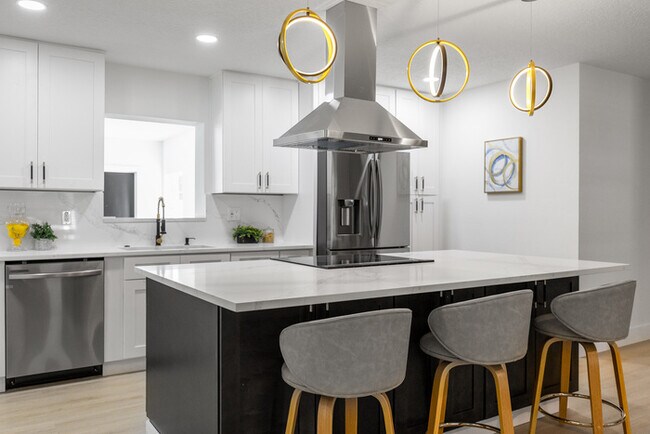 Building Photo - Newly Renovated Pool Home