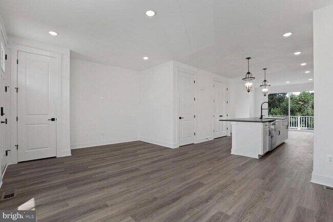 Building Photo - 5041 Bigleaf Rd