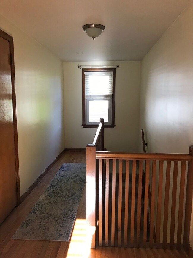 Building Photo - Comfortable house in prime location near the U of M Stadium!