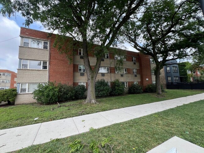 Building Photo - 2400 W Balmoral Ave