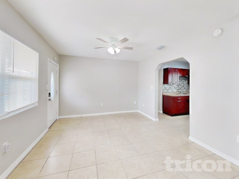 Building Photo - 1707 W Hanlon St