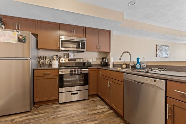 Building Photo - Rockford Townhomes East 2BR/1.5BA