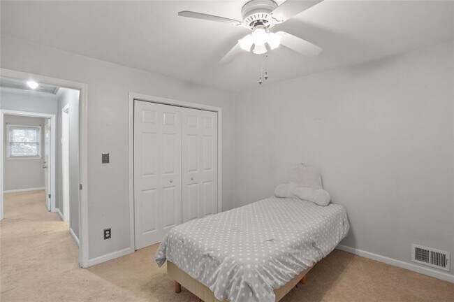 Building Photo - 461 Village Green Ct SW