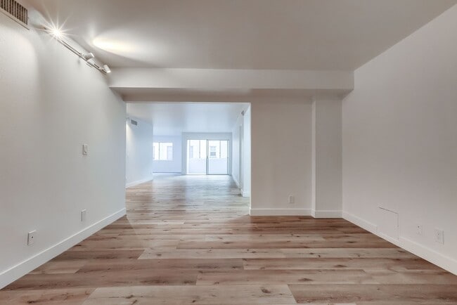 Building Photo - 435 N Oakhurst Dr