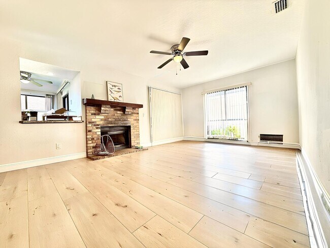 Building Photo - Moss Pointe 3Bedrooms/2.5Bath-home with great room fireplace!