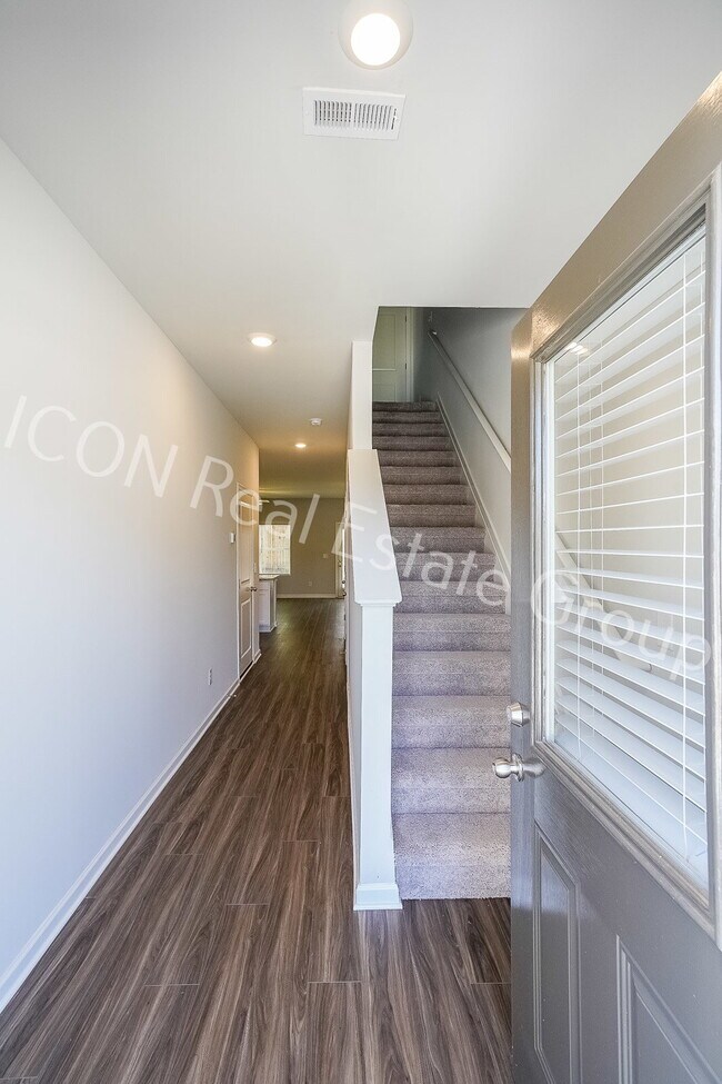 Building Photo - Beautiful 3-Bedroom Townhome with Modern Finishes & Prime Location!