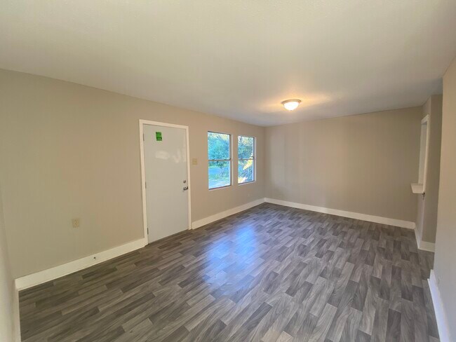 Building Photo - 1303 S Hart Ave