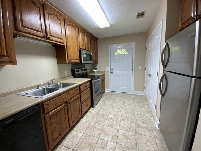 Building Photo - 104 Lakeview Commons Dr