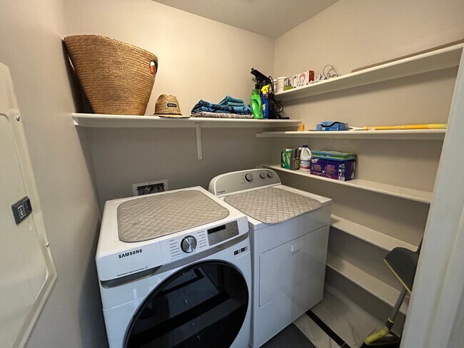 Building Photo - 1701 E Colter St