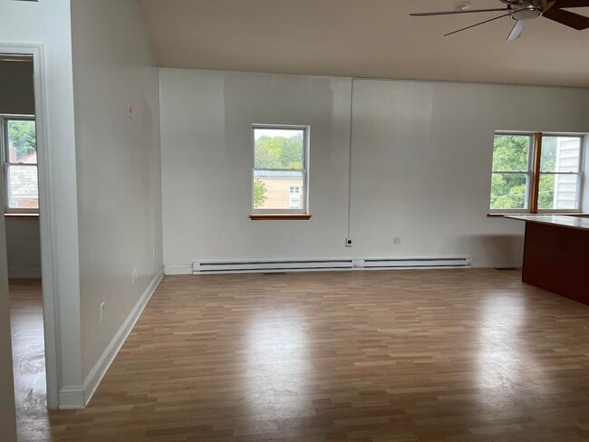 Building Photo - 807 Sarah St