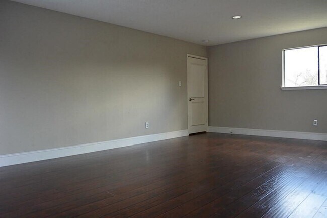 Building Photo - 2127 Manor Green Dr