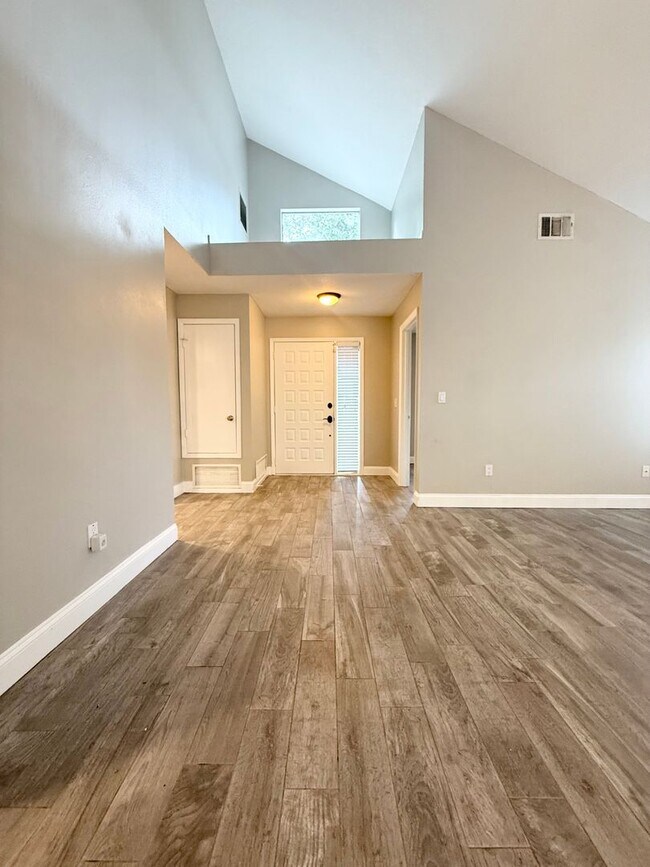 Building Photo - 621 Landings Pl