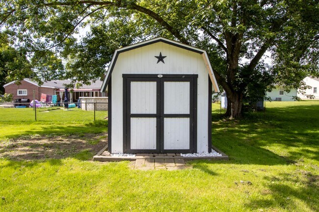Building Photo - 1720 W Hill Dr