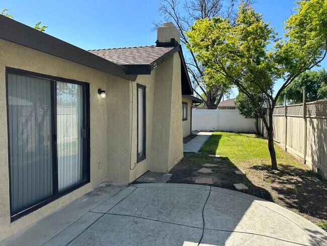 Building Photo - Modesto 3 Bedroom 2 Bath Home