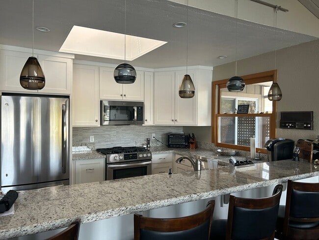 Building Photo - Don't Miss out on a Summer at the Lake.  Beautiful Fully Furnished Lake Front Home available MAY-...