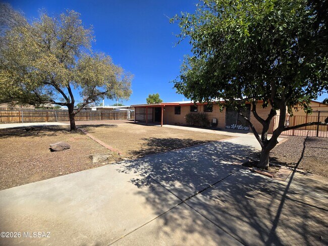 Building Photo - 2351 W Placita Algodon