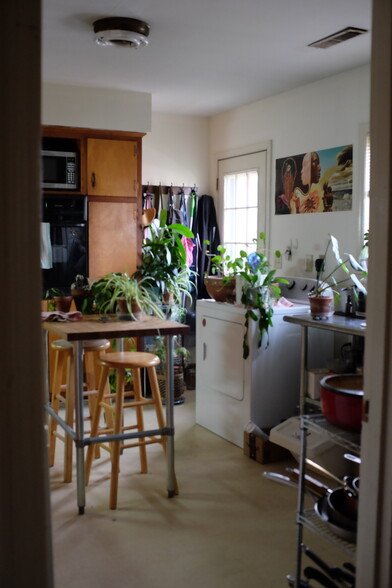 Kitchen - 307 Watts St