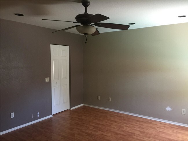 Building Photo - 465 E Providence Dr