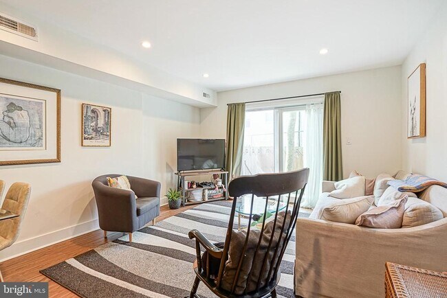 Building Photo - 1926 Bainbridge St