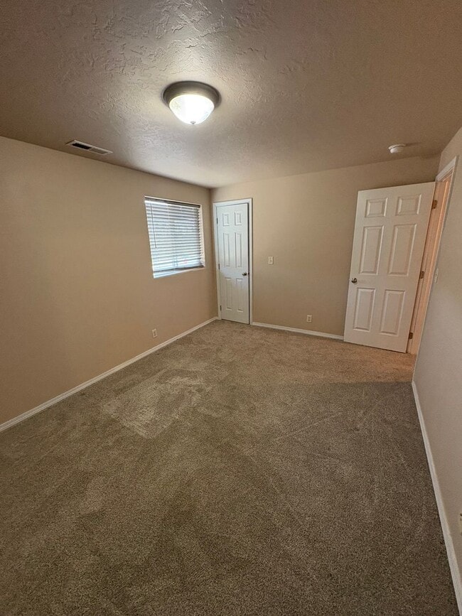 Building Photo - Updated Unit Close to Little League Fields