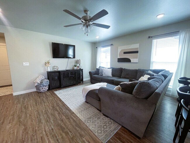 Building Photo - Stunning Two Bedroom Home In Bell Farms!