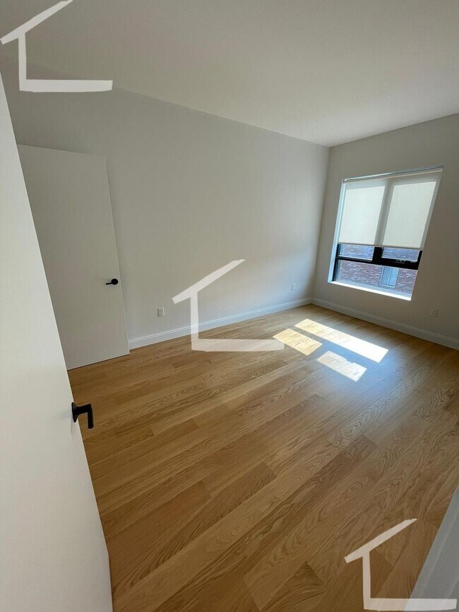 Building Photo - Large 3 Bedroom at Coolidge Corner, Heat, ...