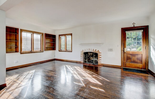 Building Photo - Beautiful Magnolia Home with a VIEW!