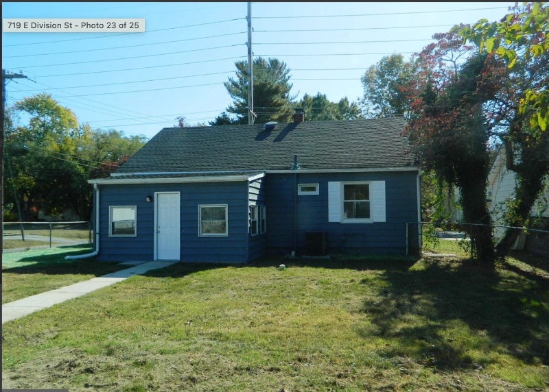 Building Photo - 719 E Division St