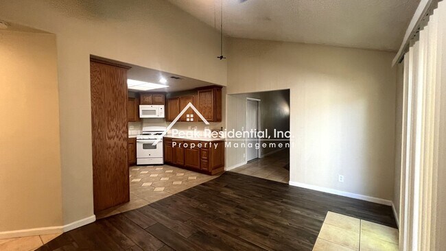 Building Photo - Spacious 2bd/1ba Duplex with Garage near American River College